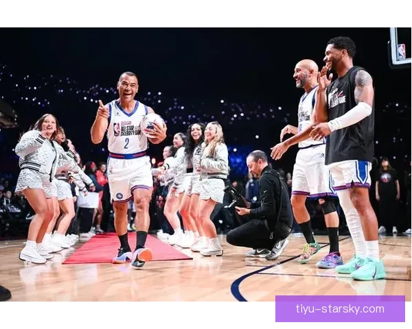 NBA卡福全明星颠球入场引欢呼